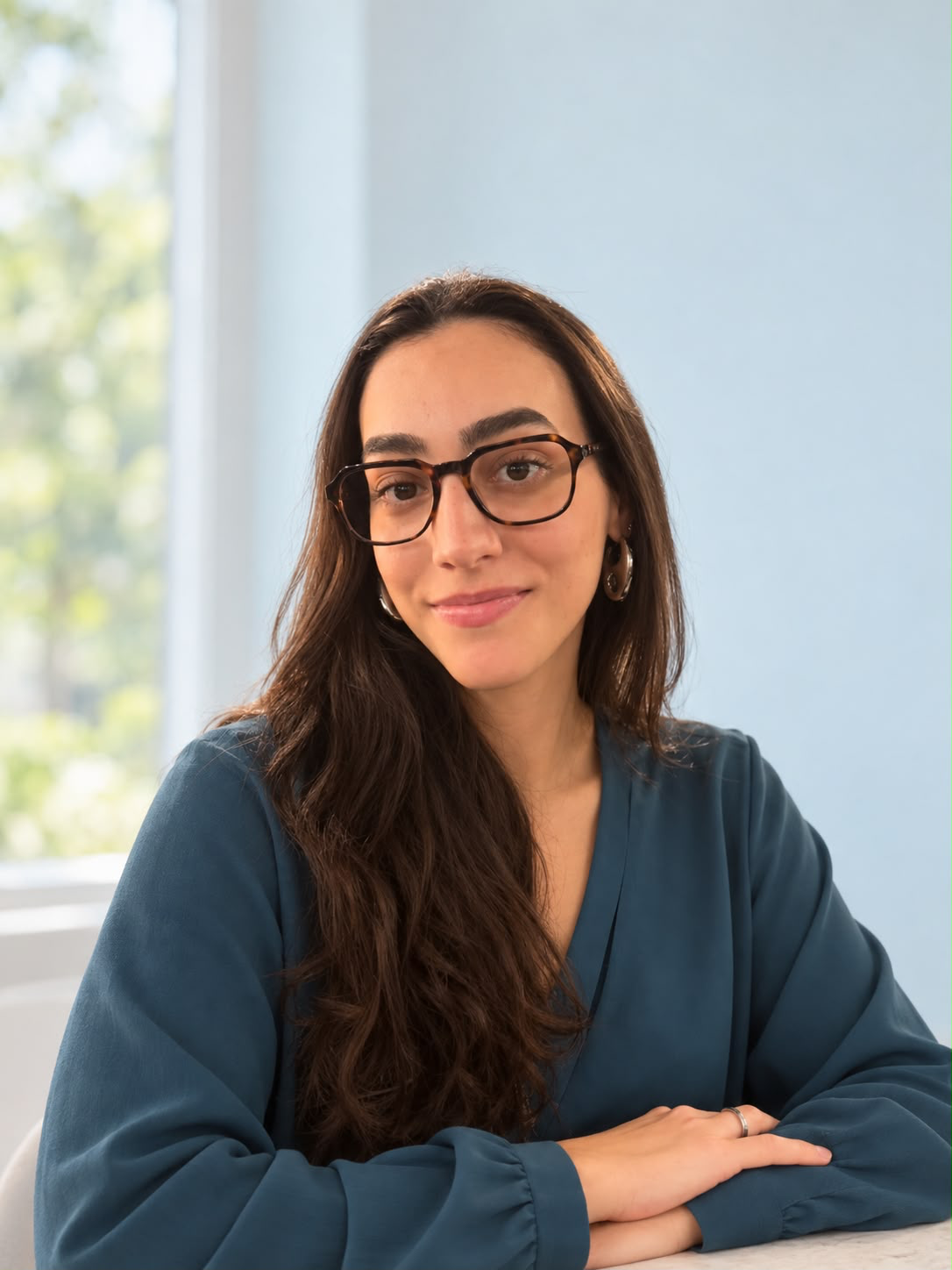 Maria Eduarda Baylão, psicóloga, sorrindo em seu consultório